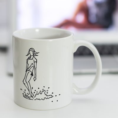 Tasse à café avec surfeuse