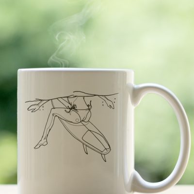 Tasse à café niveau boisson. Surfer girl underwater. Assise sur sa planche de surf.